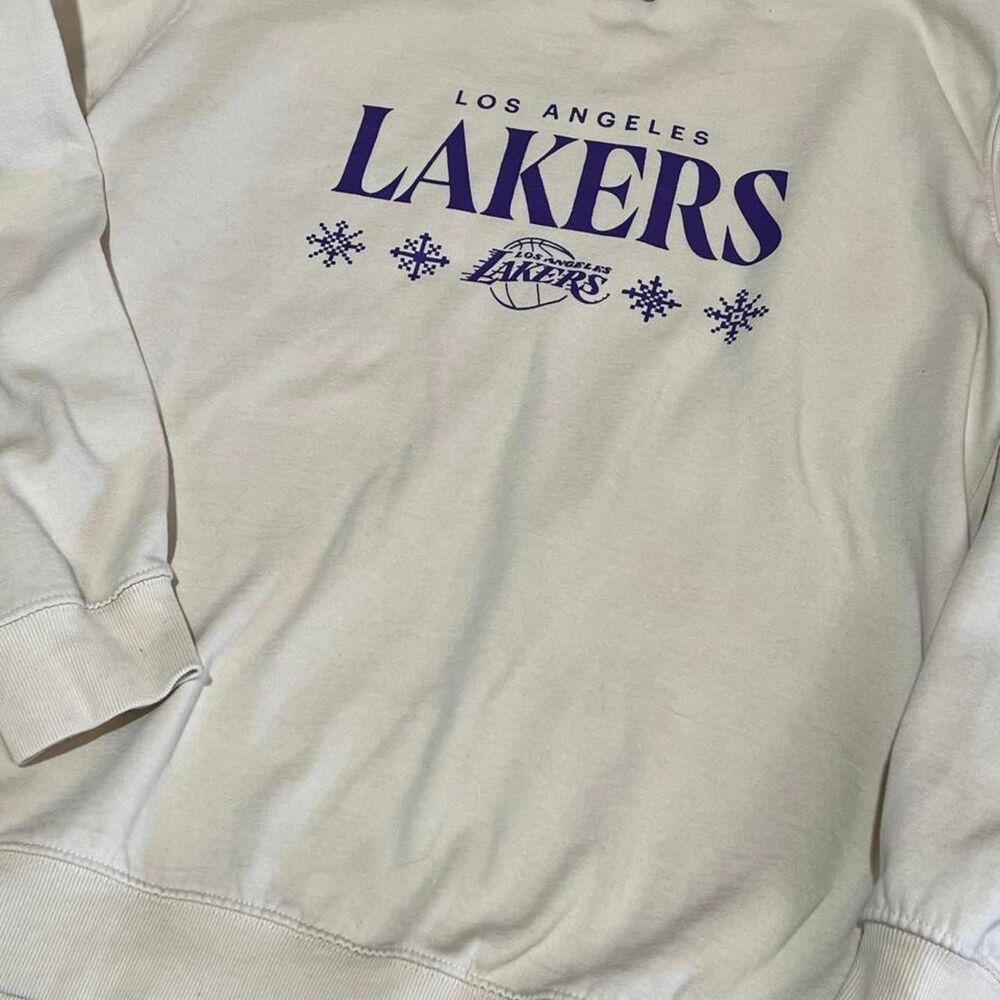 Nba Men's White and Cream Sweatshirt